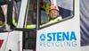 Stena Recycling-ansatt setter seg inn i en lastebil