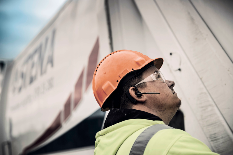 Pracownik Stena Recycling w zakładzie klienta