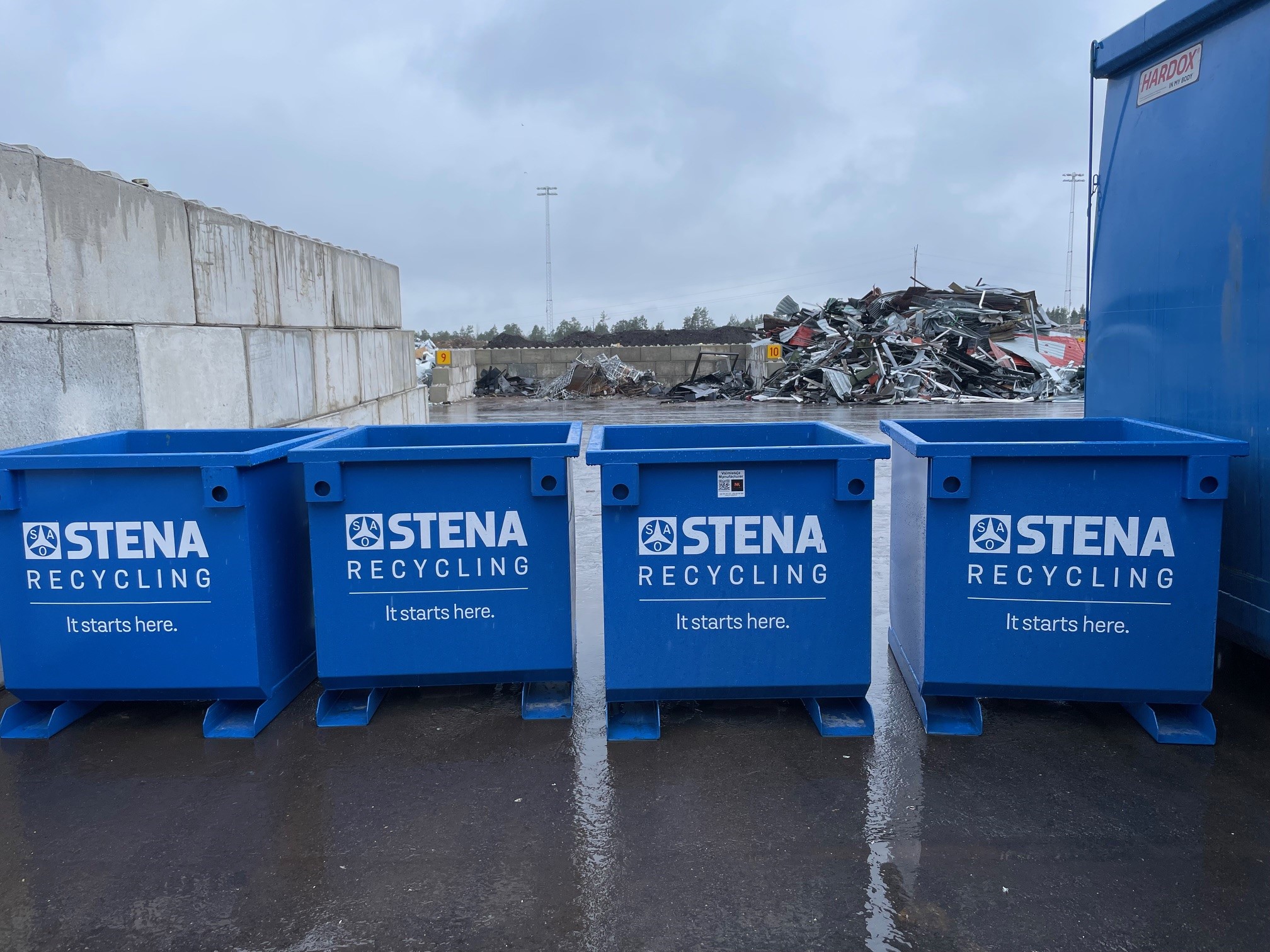 Keräysvälineitä Ämmässuon yksikön pihalla