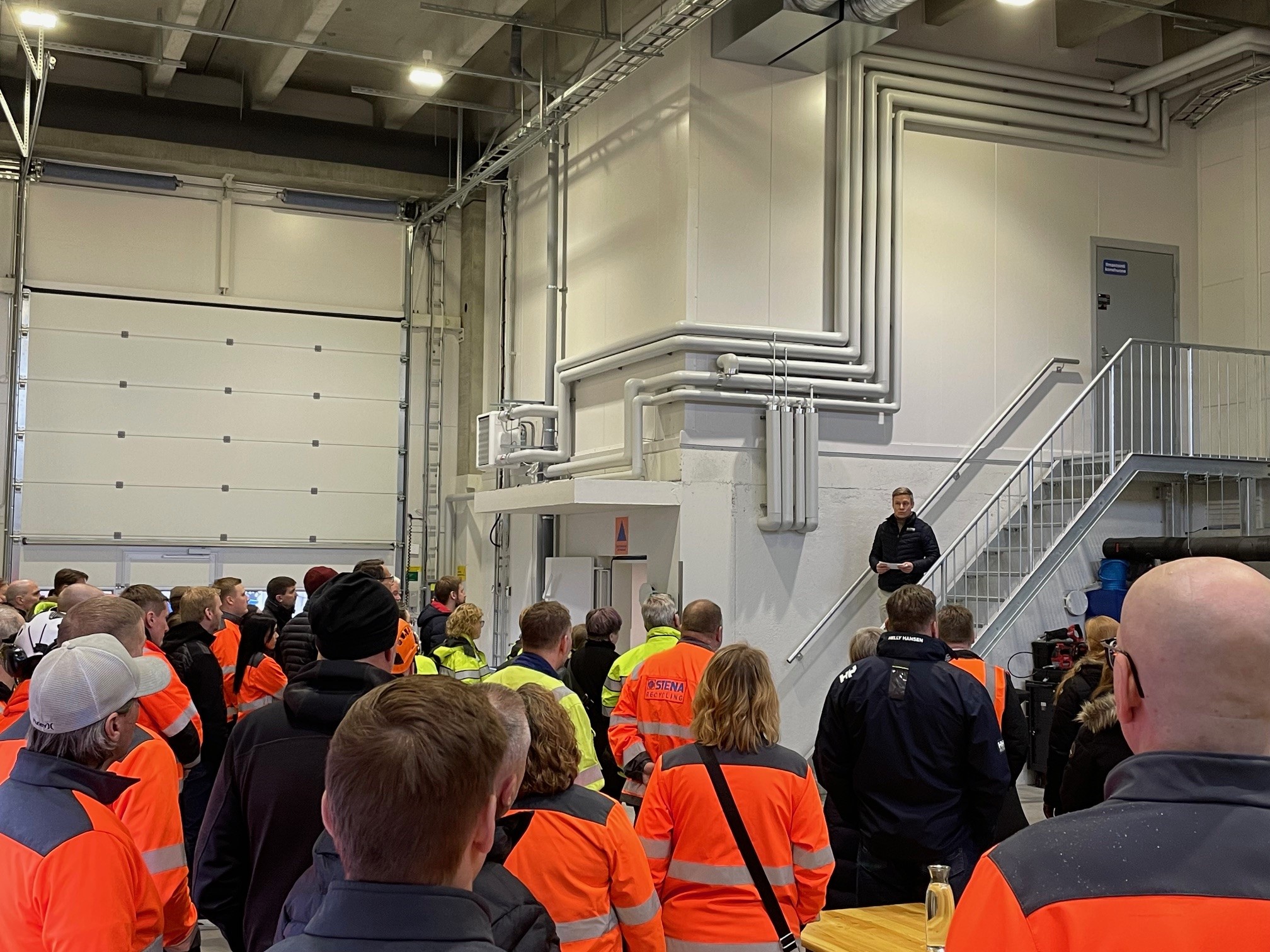 Toimitusjohtaja Olli Kellokumpu puhui asiakkaille ja yhteistyökumppaneille Ämmässuon yksikön avajaisissa.