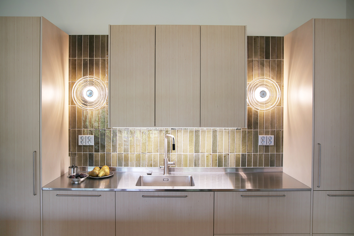 Stalan terästuotteita asuntomessujen keittössä.