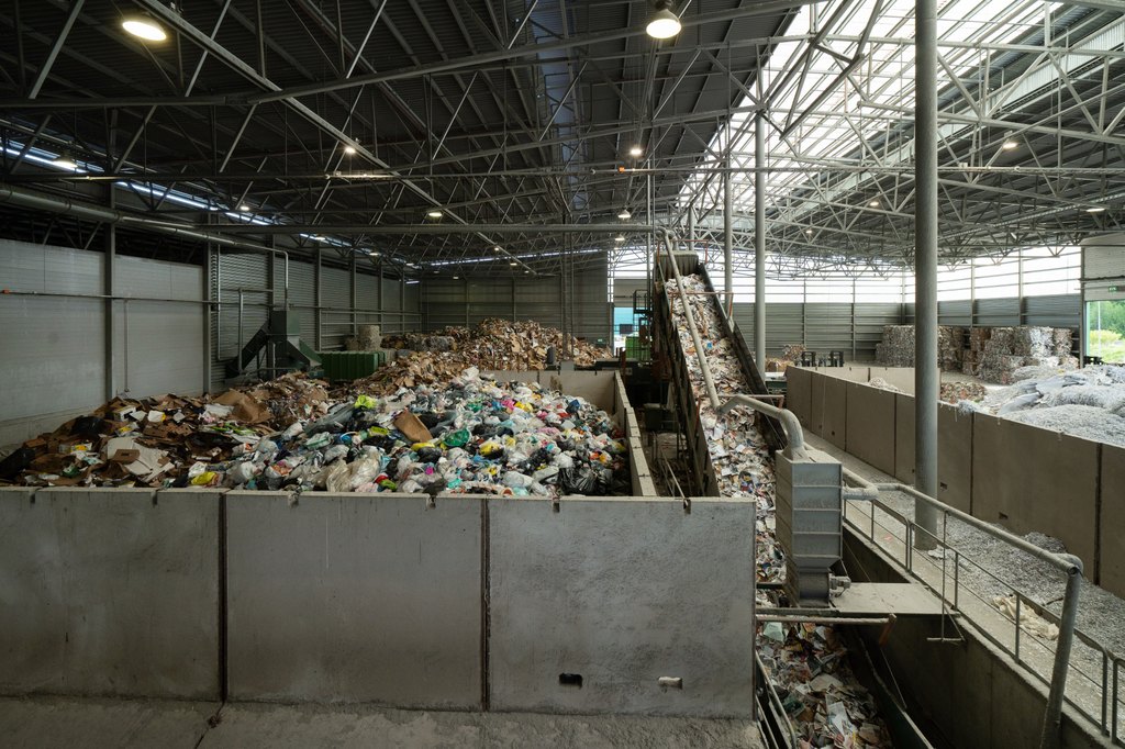 Materiaalia kulkee paalaimeen