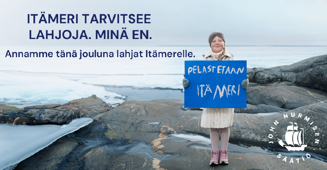 Tyttö seisoo kalliolla Itämeren rannalla