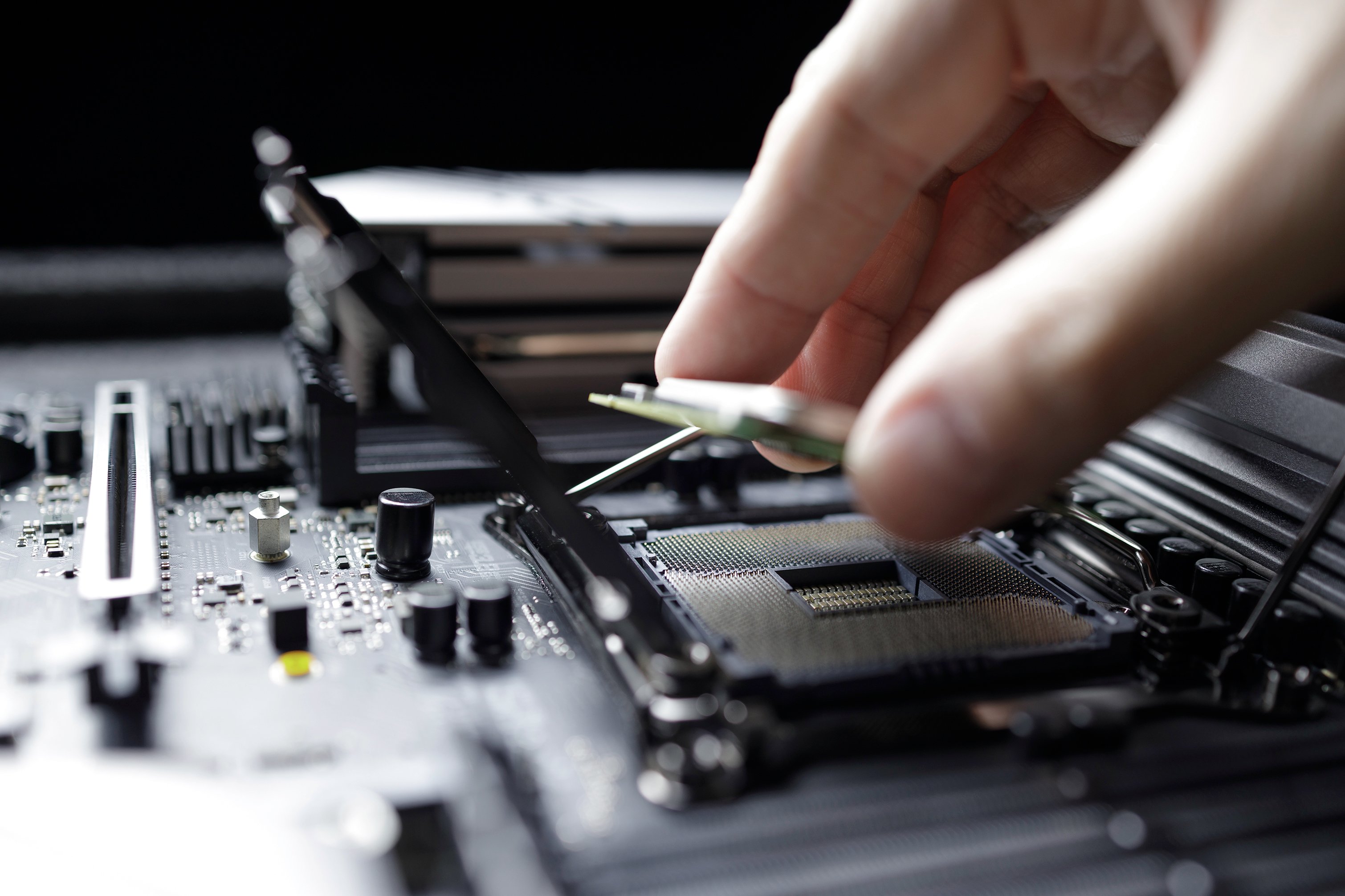 En närbild av en hand som placerar ett kretskort.