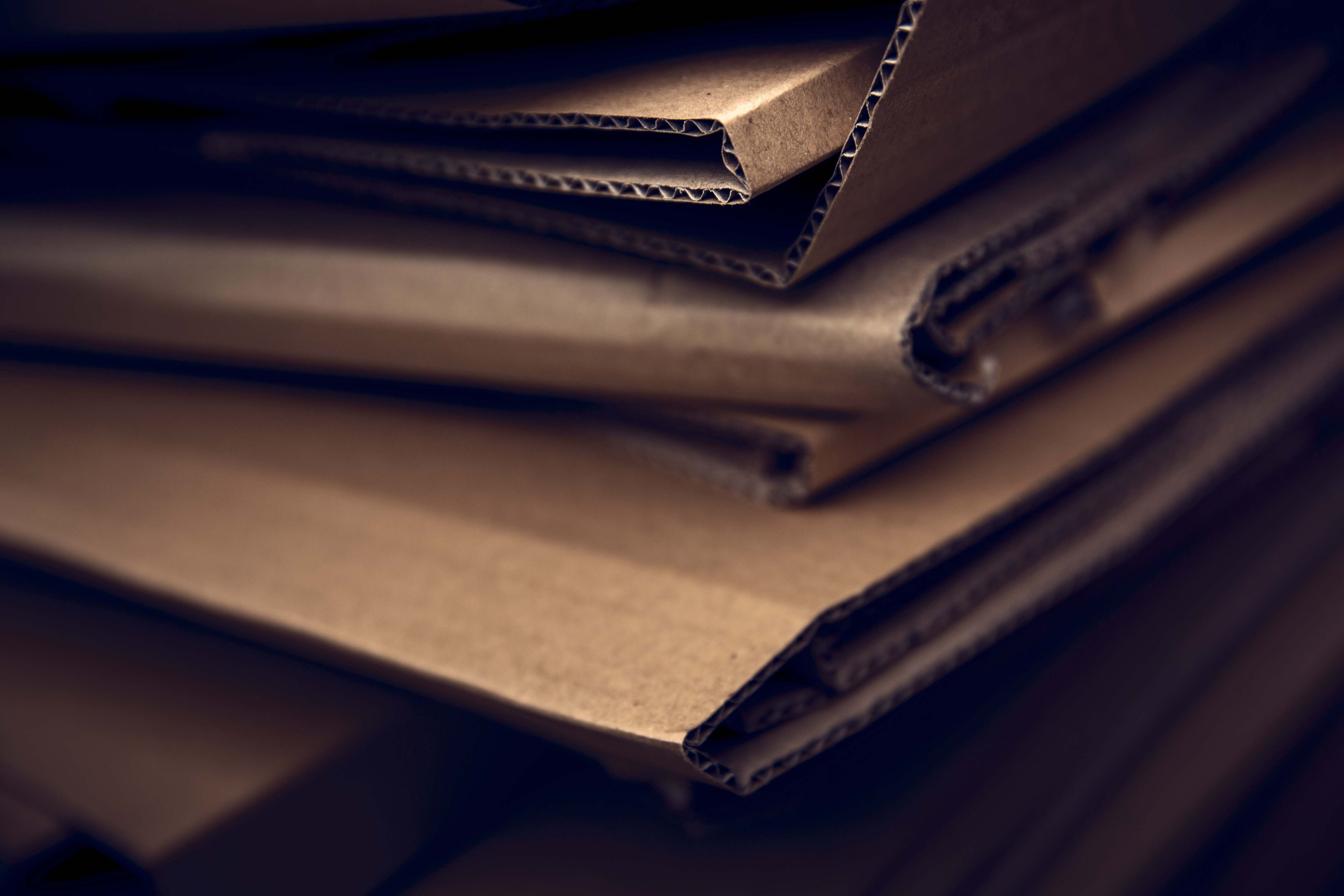 Taiteltuja pahvilaatikoita