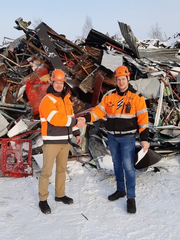 Stena Recycling Oy:n toimitusjohtaja Niclas Sacklén ja Pirkanmaan Uusiometalli Oy:n toimitusjohtaja Jussi Pöyhölä kättelivät yrityskaupan täytäntöönpanon tällä viikolla.