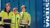 Tre mænd står foran affaldscontainer