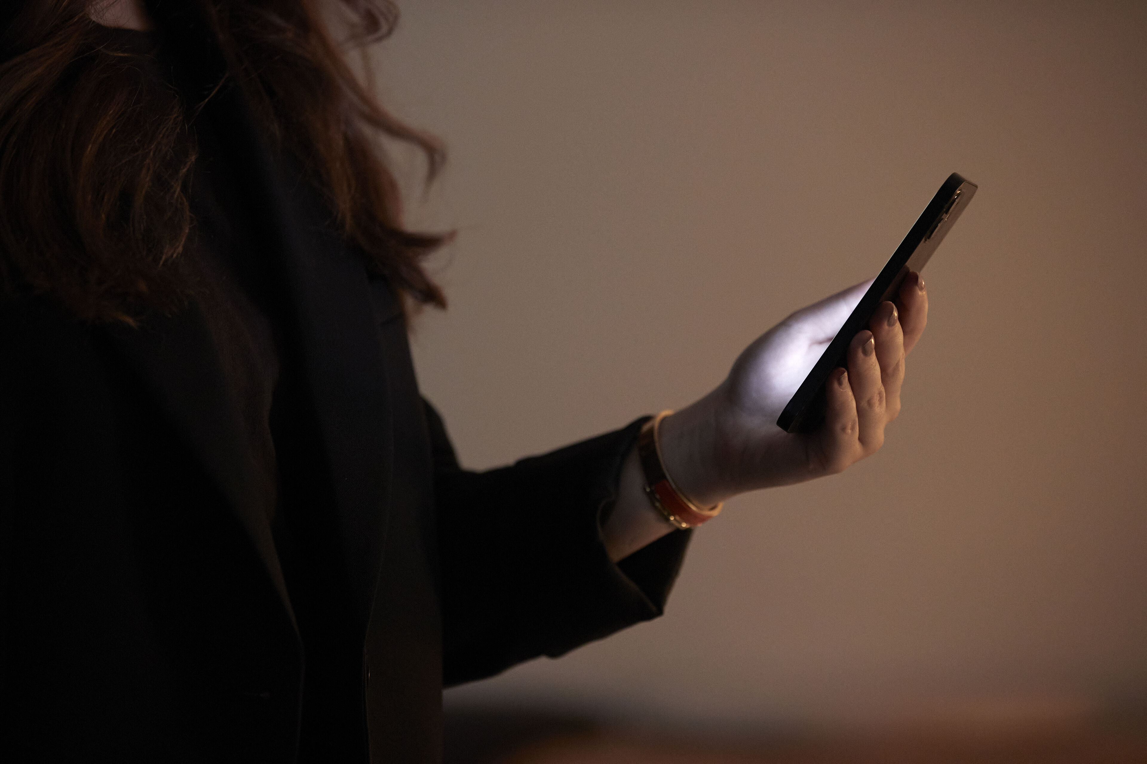 Person, der holder en mobiltelefon