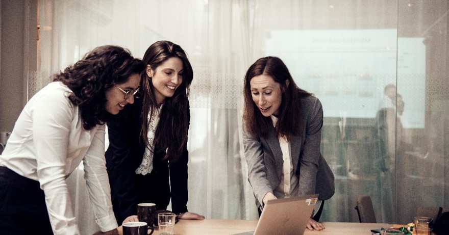 Ihmisiä kokouspöydän ääressä