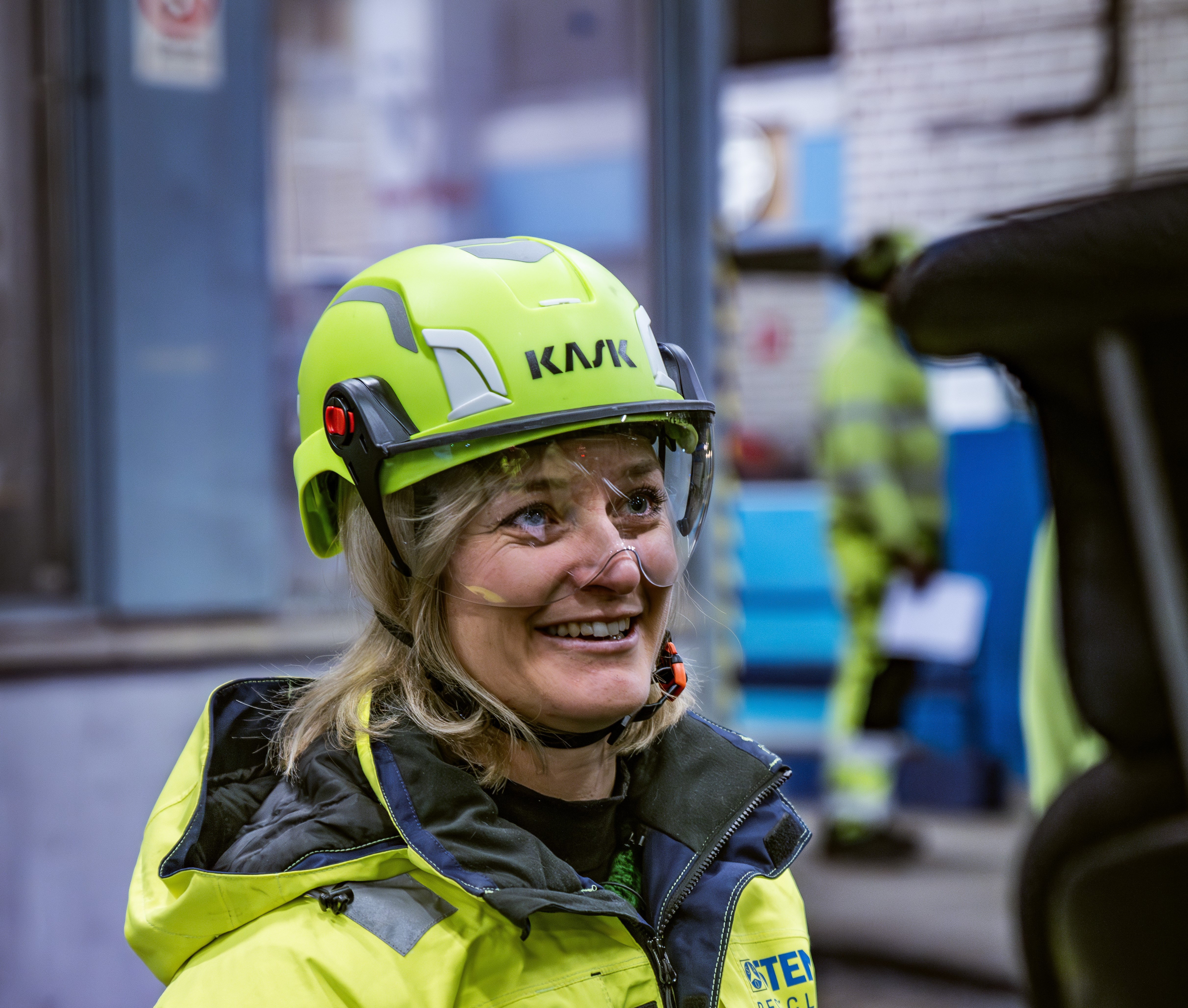 Kvinna i varselkläder i produktionsmiljö