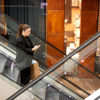 Kobieta na schodach ruchomych na okładce Circular Voice 2023