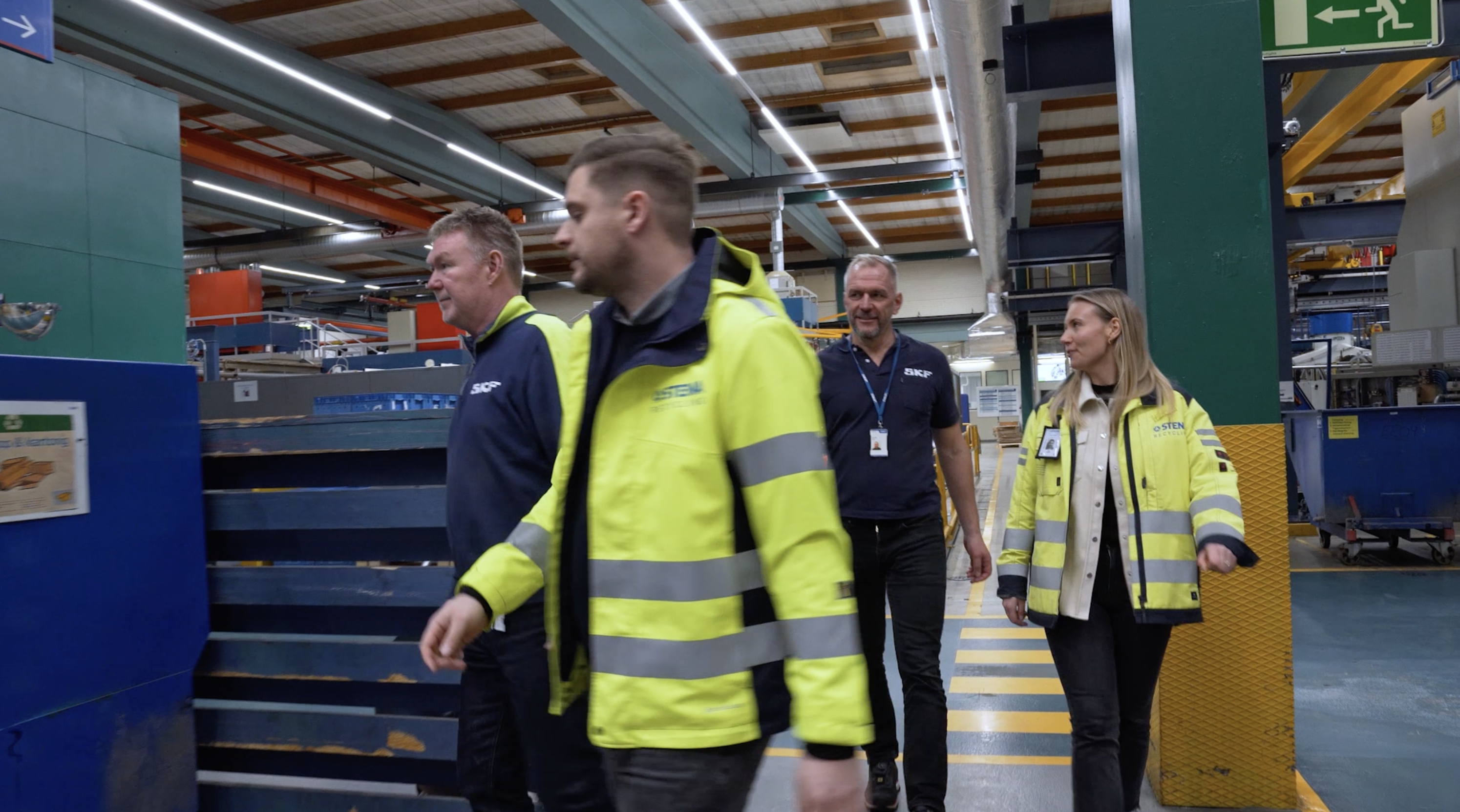 fyra perosner som går inne på ett lager