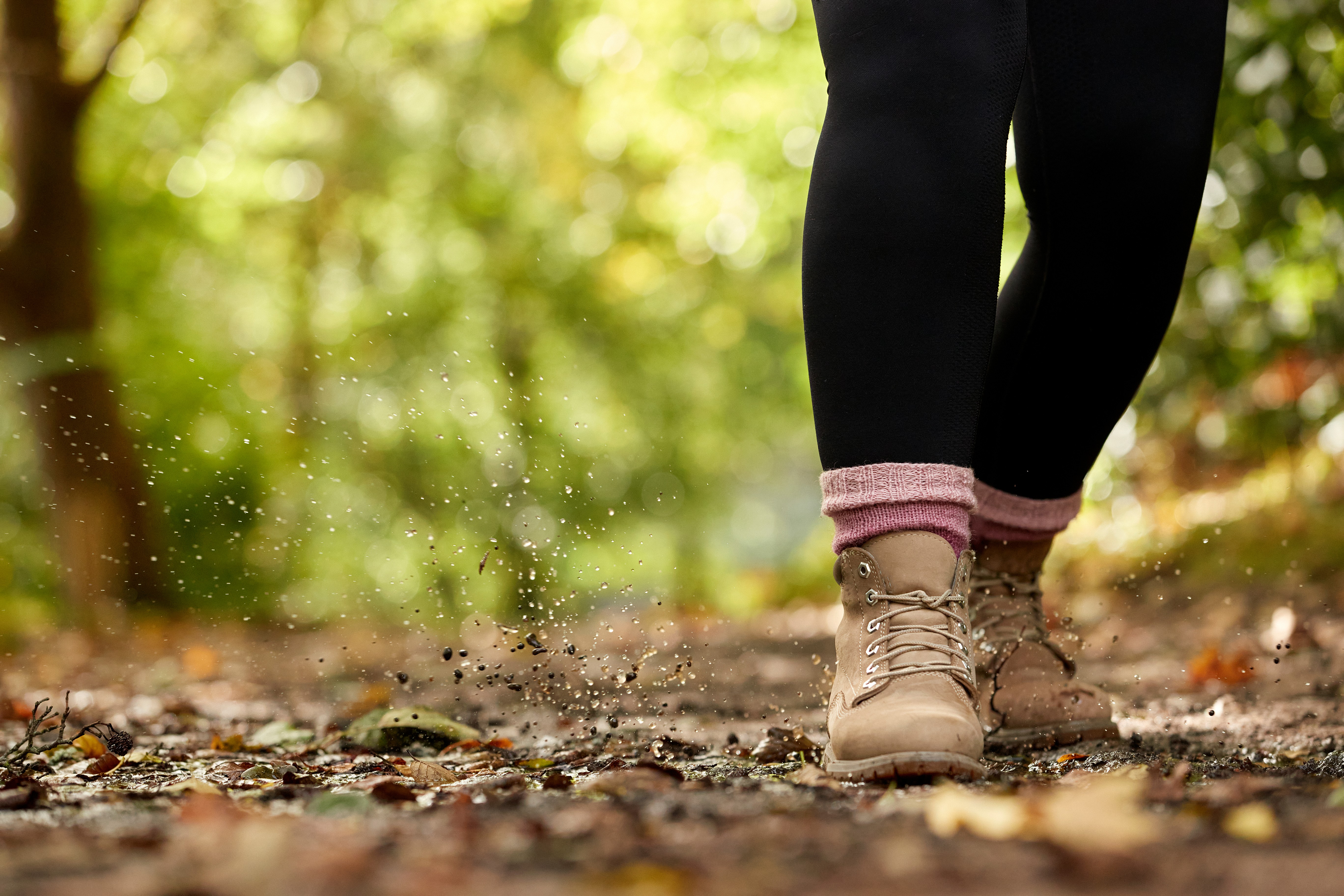 Buty w jesiennym lesie