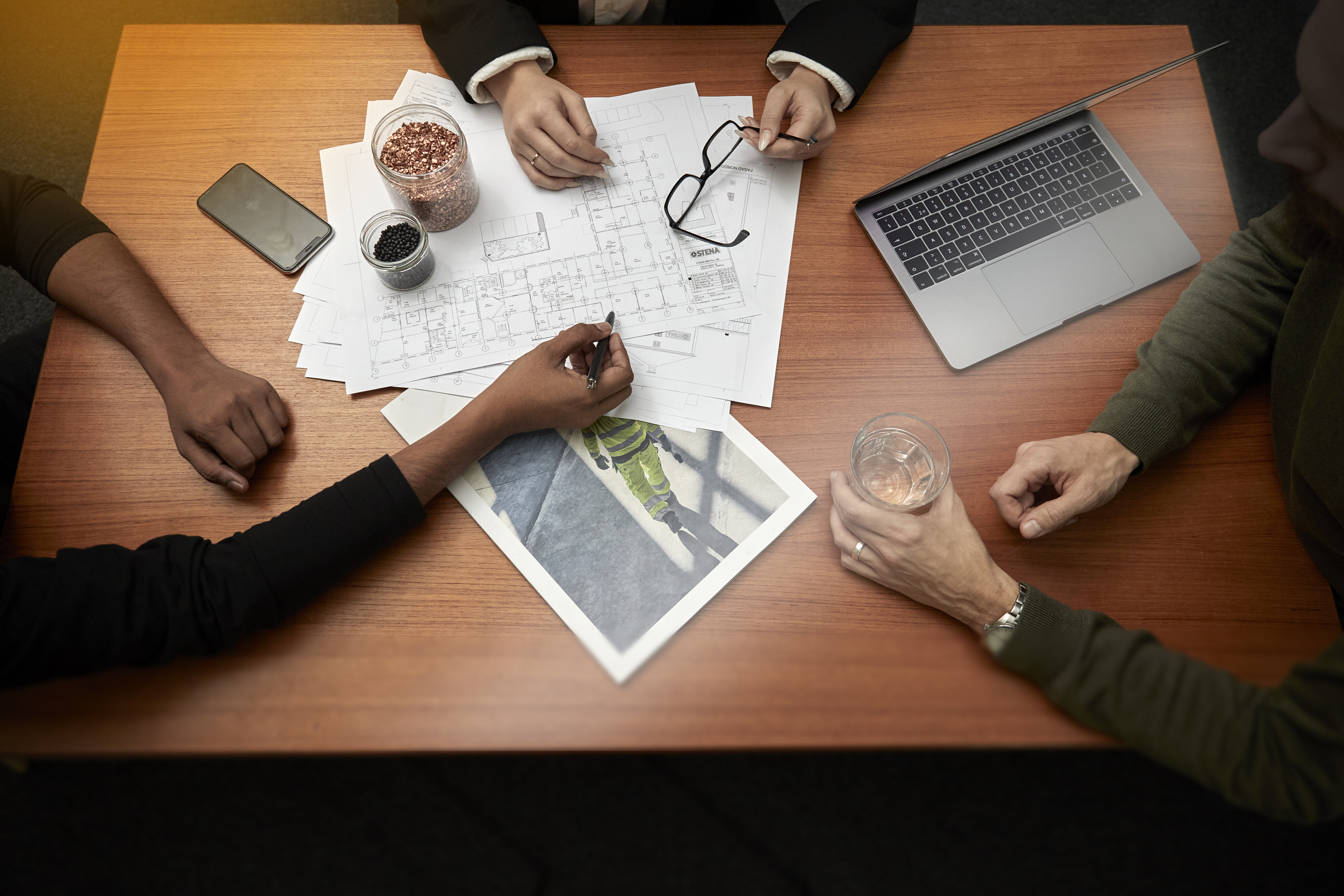 Ludzie pracujący projektowo