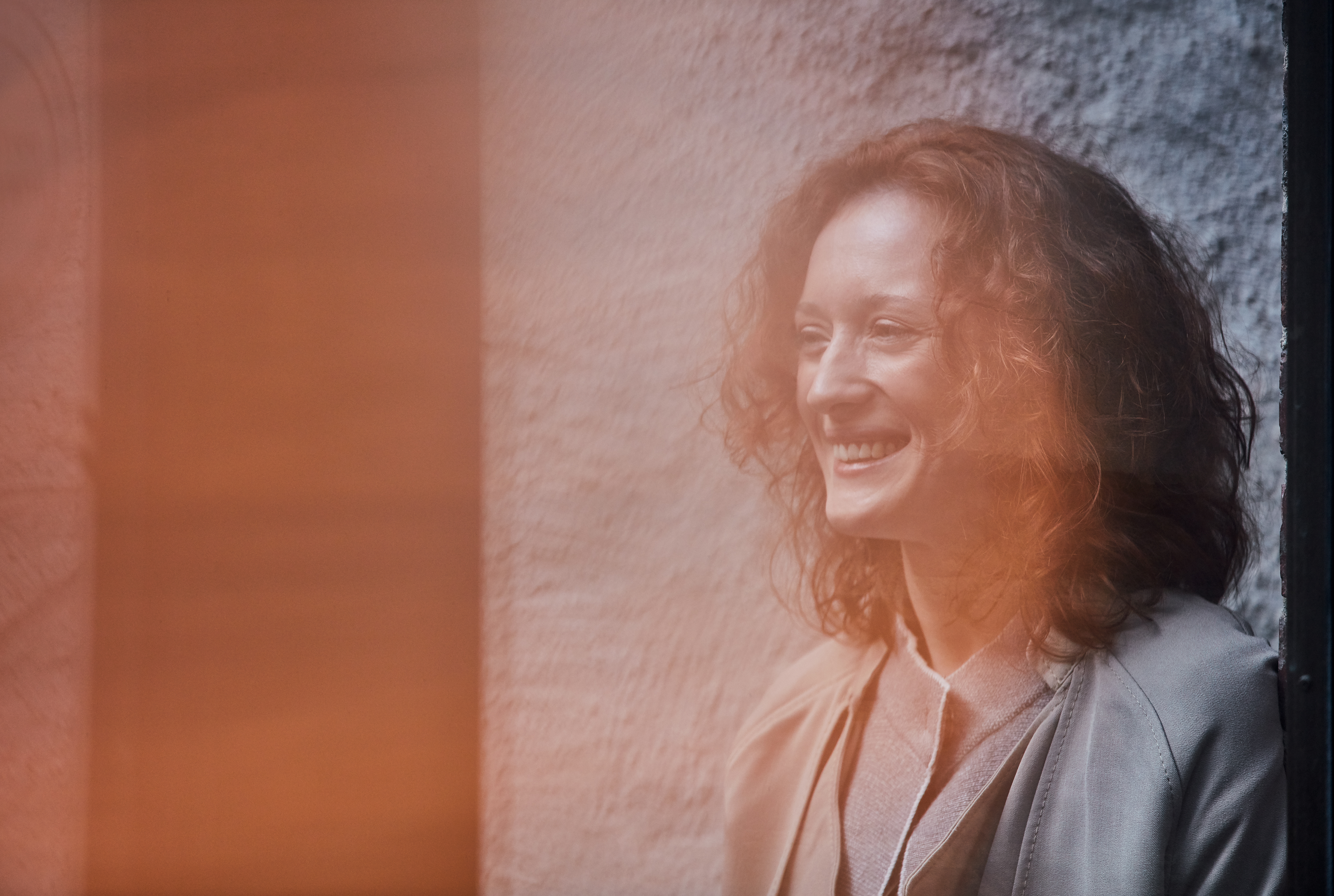 nainen jolla on kiharat hiukset