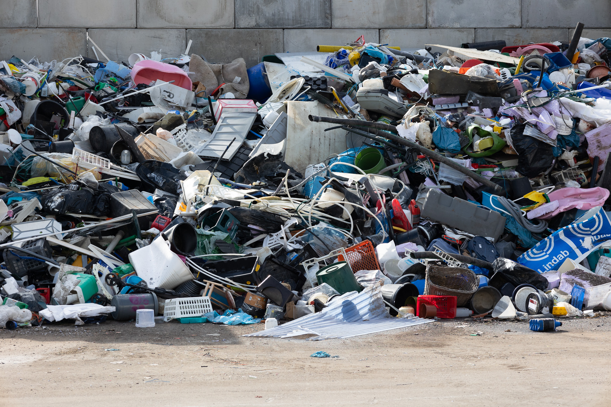 Hög med hårdplastprodukter