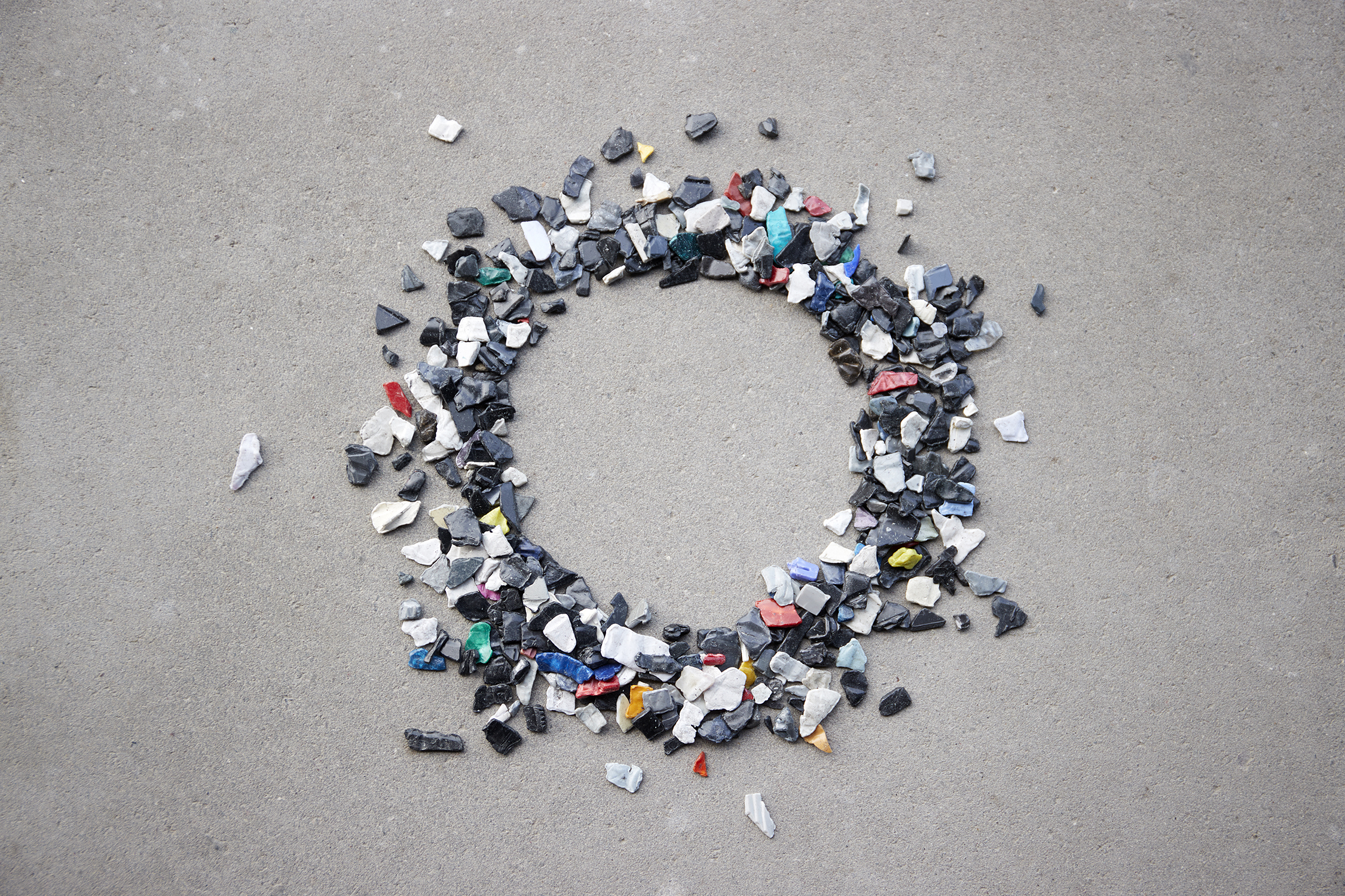 plastflakes i rund ring på betonggolv