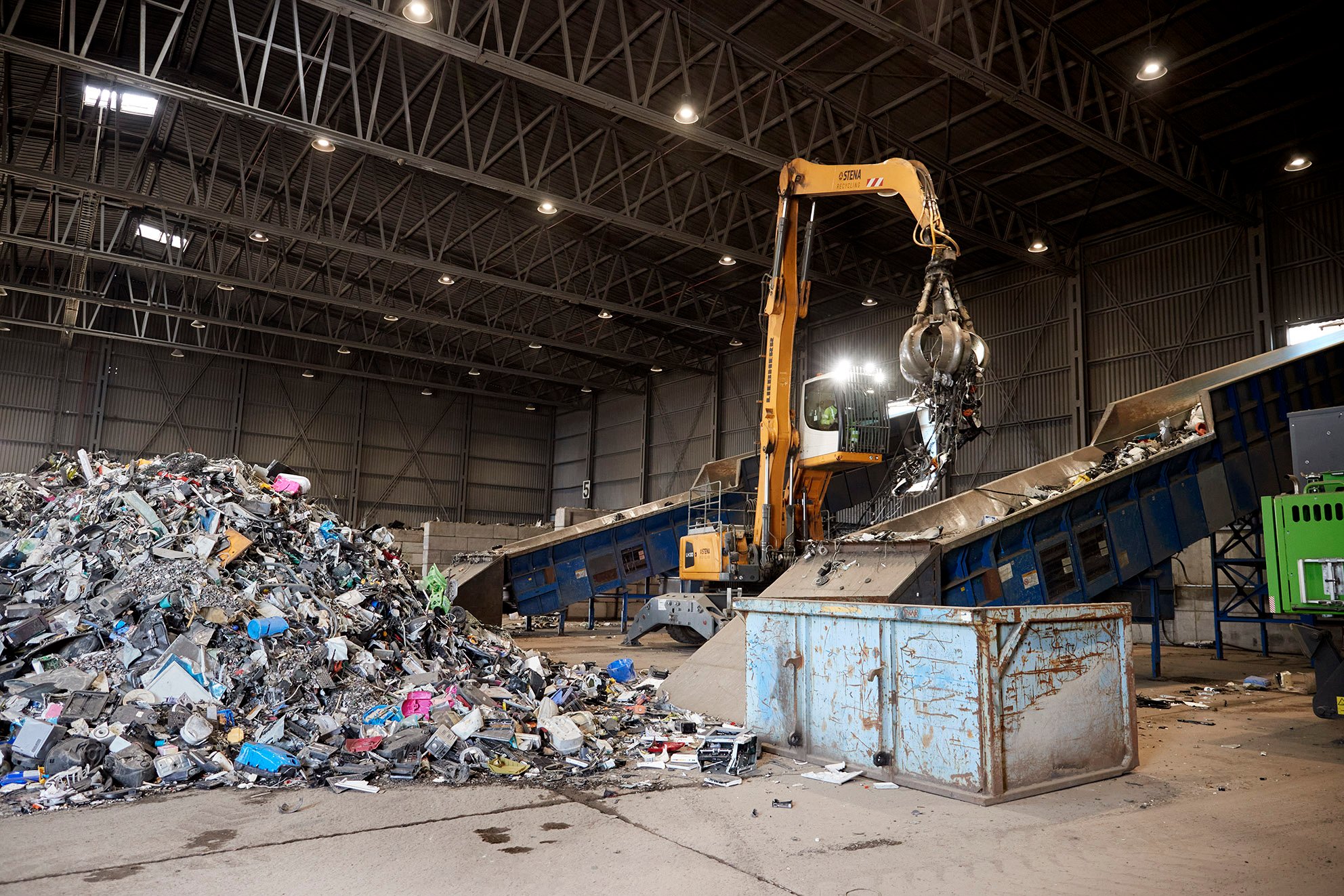 Avfall från begagnad elektronik klar för återvinning hos Stena Recycling.
