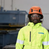 En expert hos Stena Recycling står framför blå återvinningscontainrar