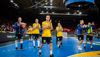 Handbolls spelare iklädda svenska tröjor applåderar till publiken