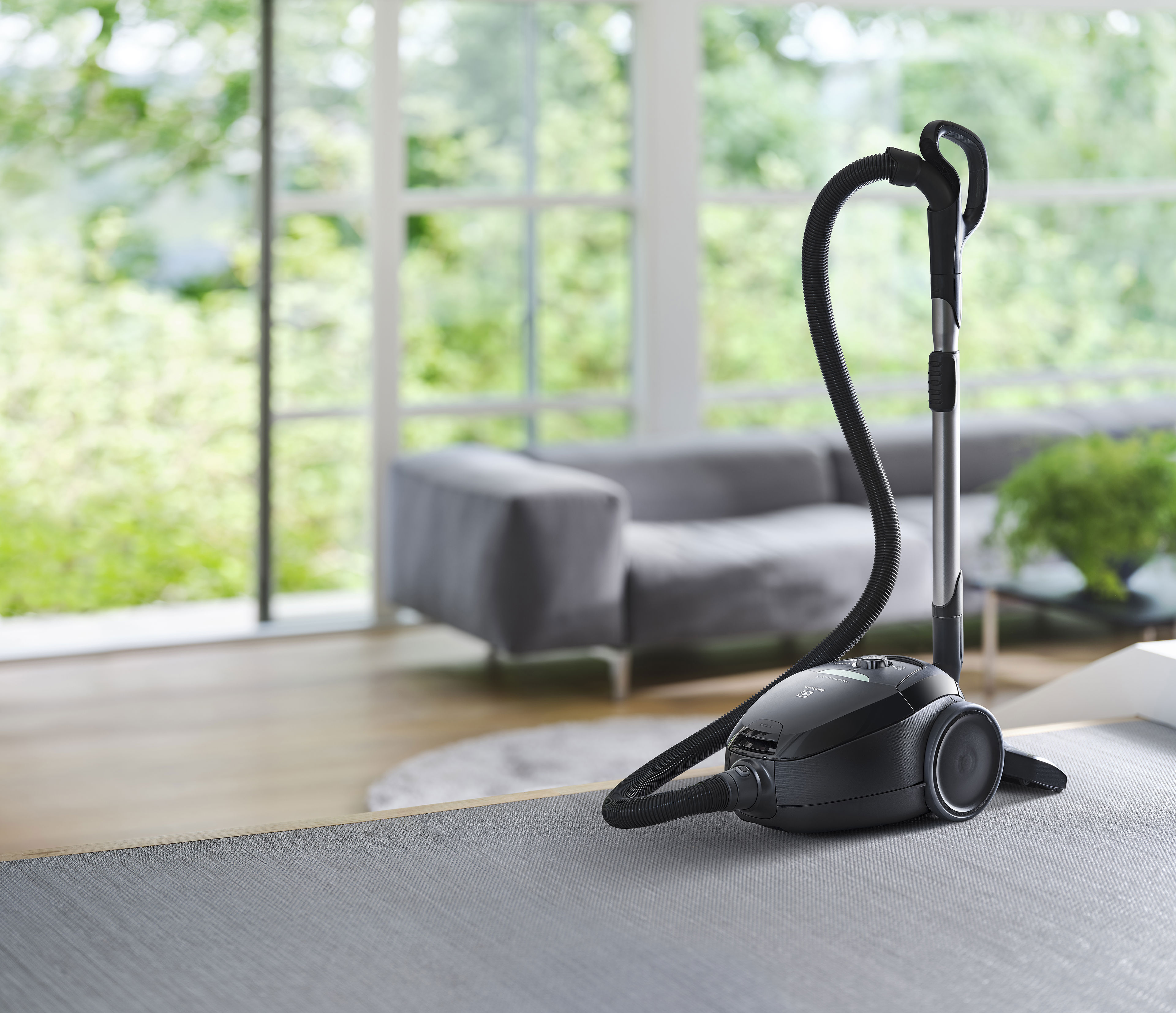 Odkurzacz Electrolux wyprodukowany we współpracy ze Stena Recycling, wykonany w 100% z materiałów pochodzących z recyklingu i wykorzystanych ponownie komponentów.