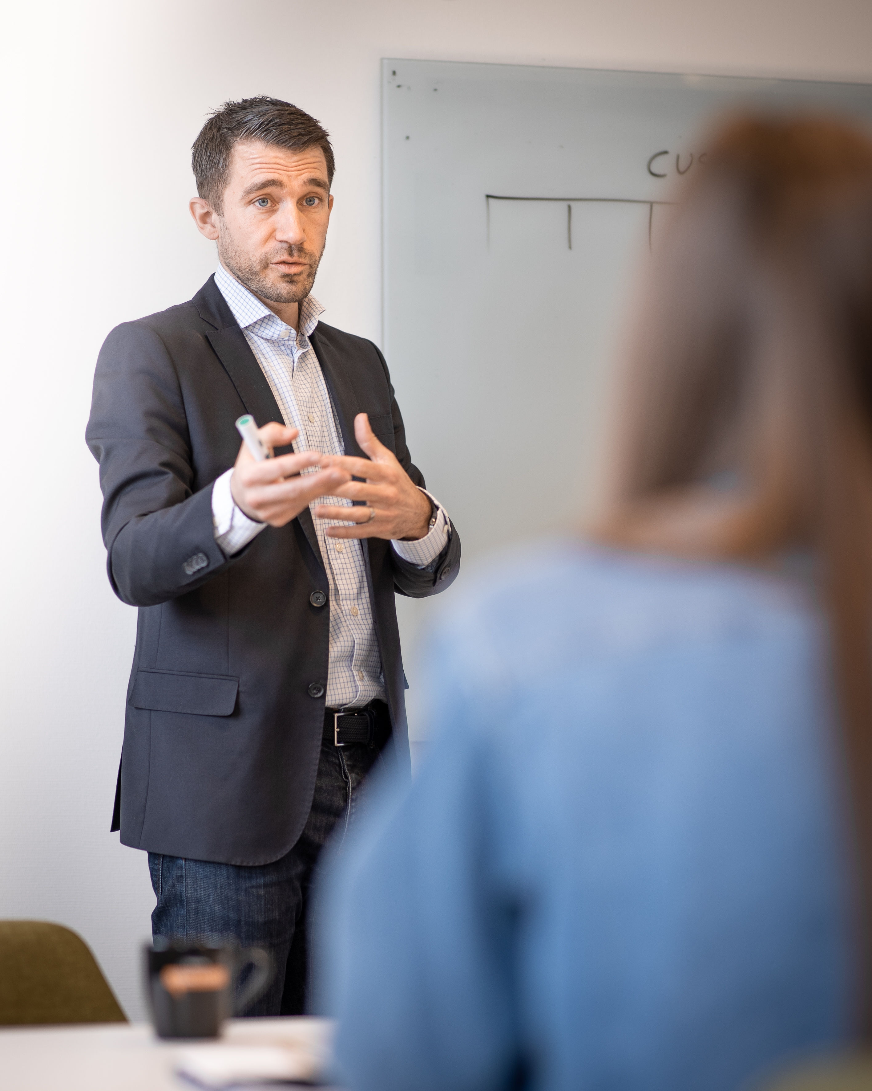 Mand stående foran en tavle