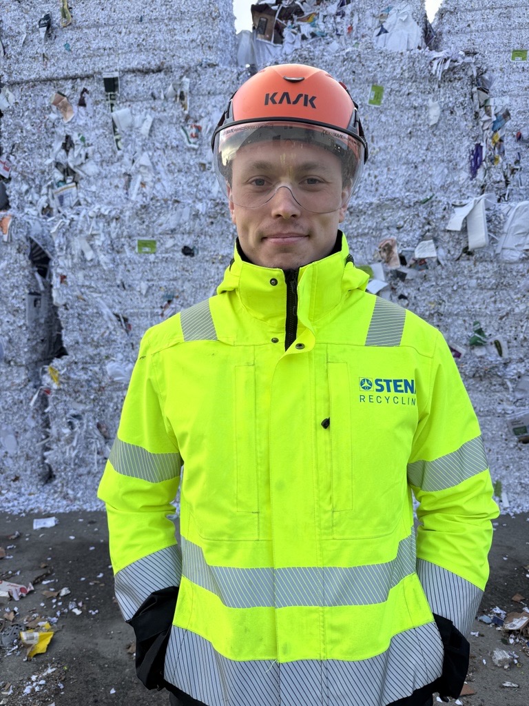 Man utomhus i varselkläder