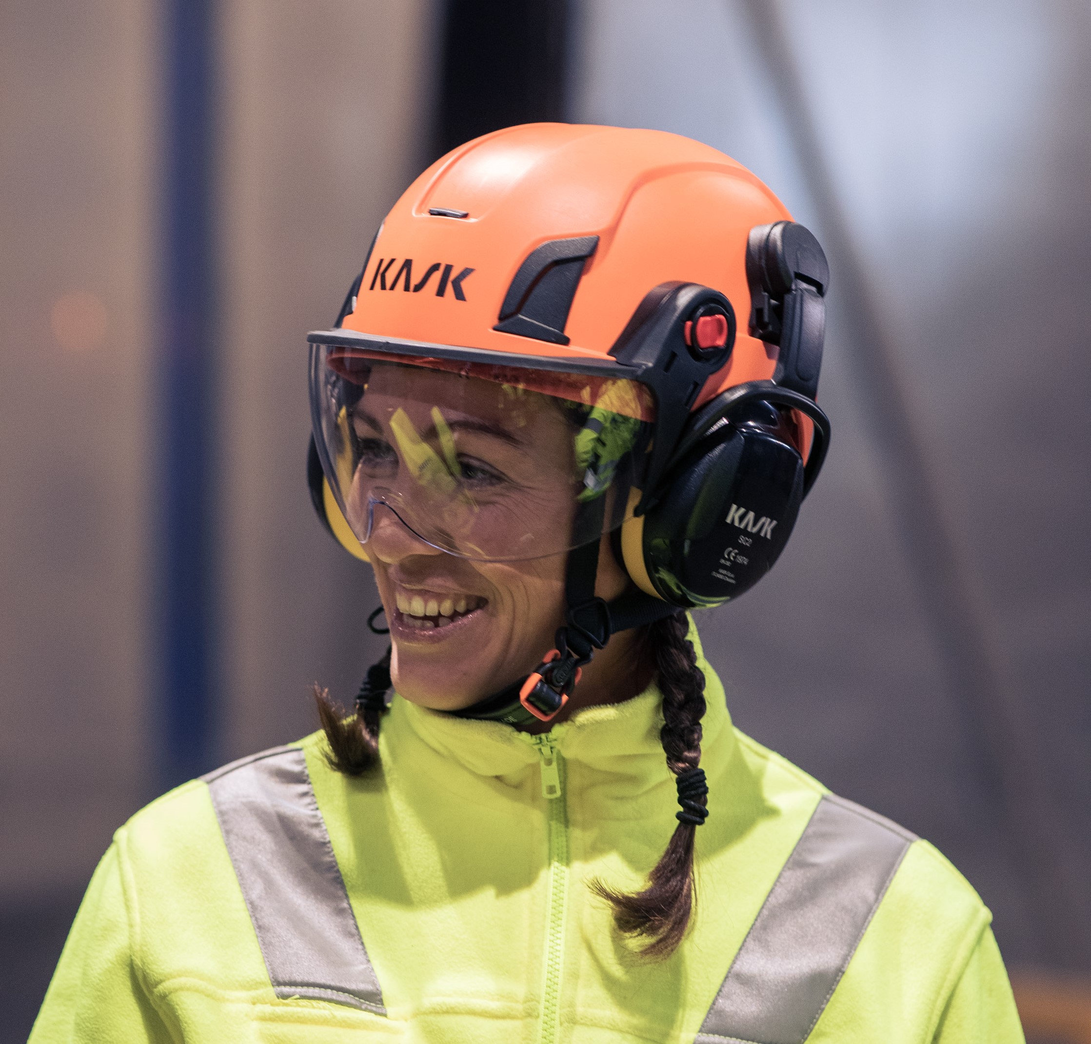 Kvinna i varselkläder och hjälm