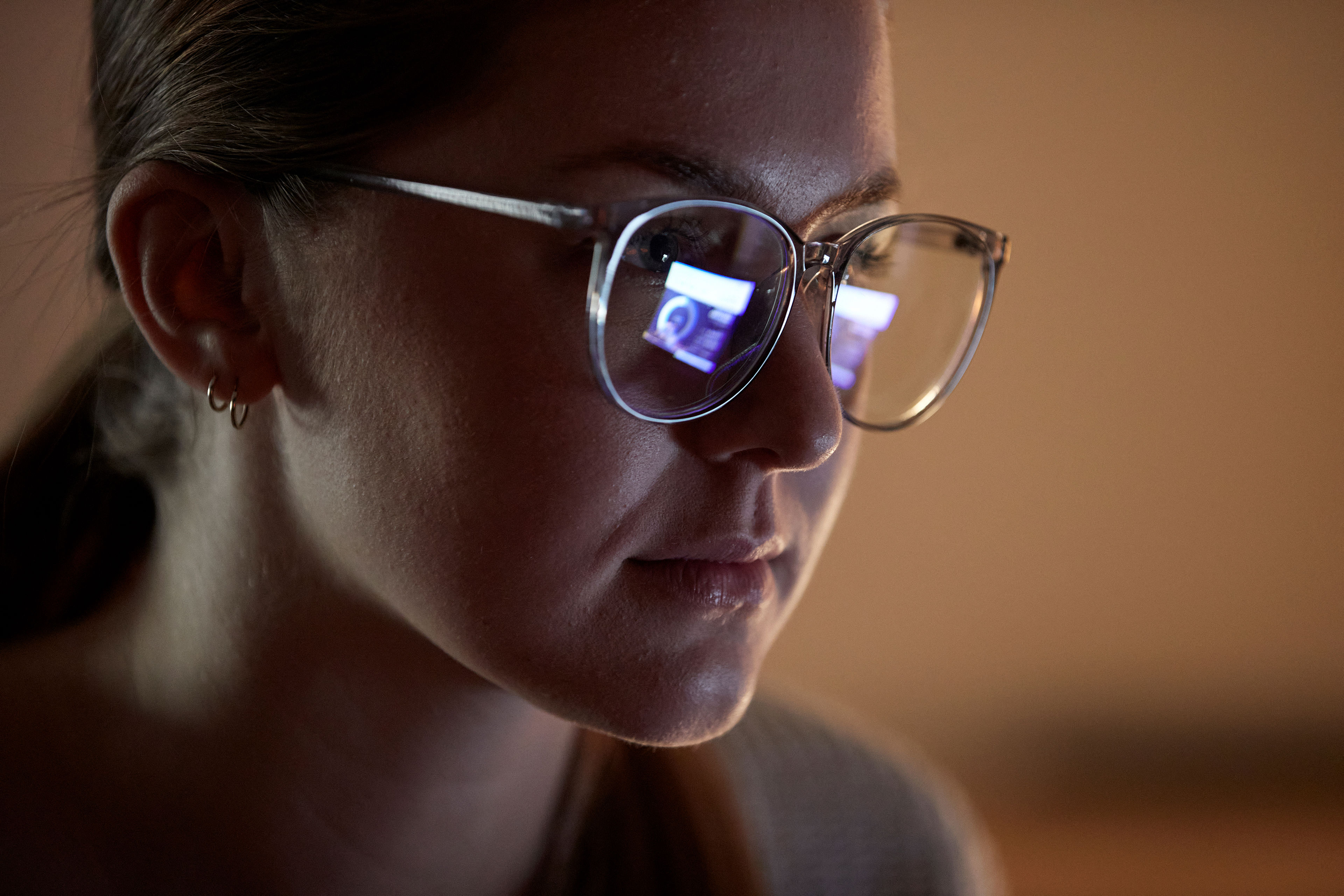 Zbliżenie na klienta Stena Recycling pracującego z telefonem komórkowym.