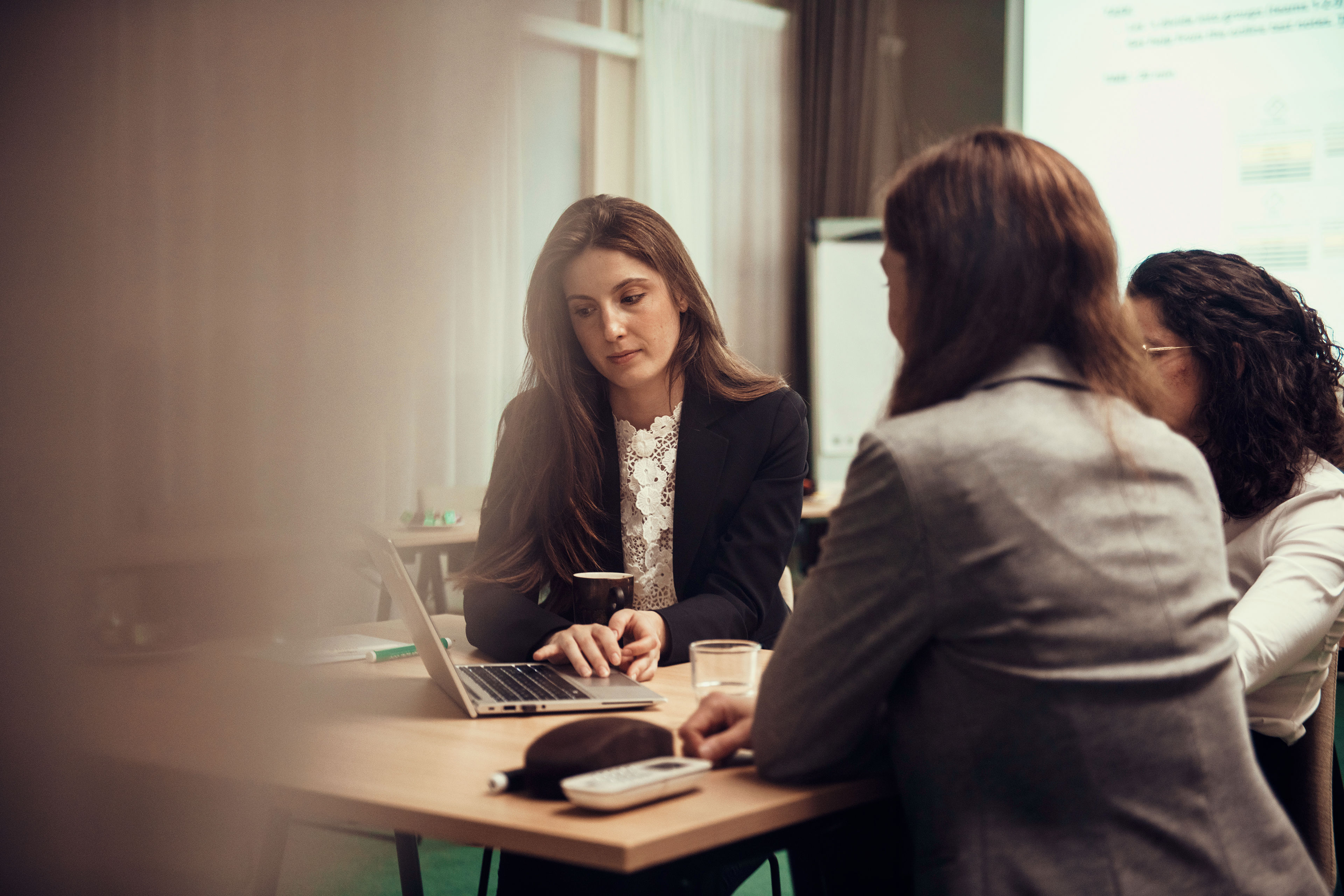 Medarbetare hos Stena Circular Consulting som arbetar vid ett bord