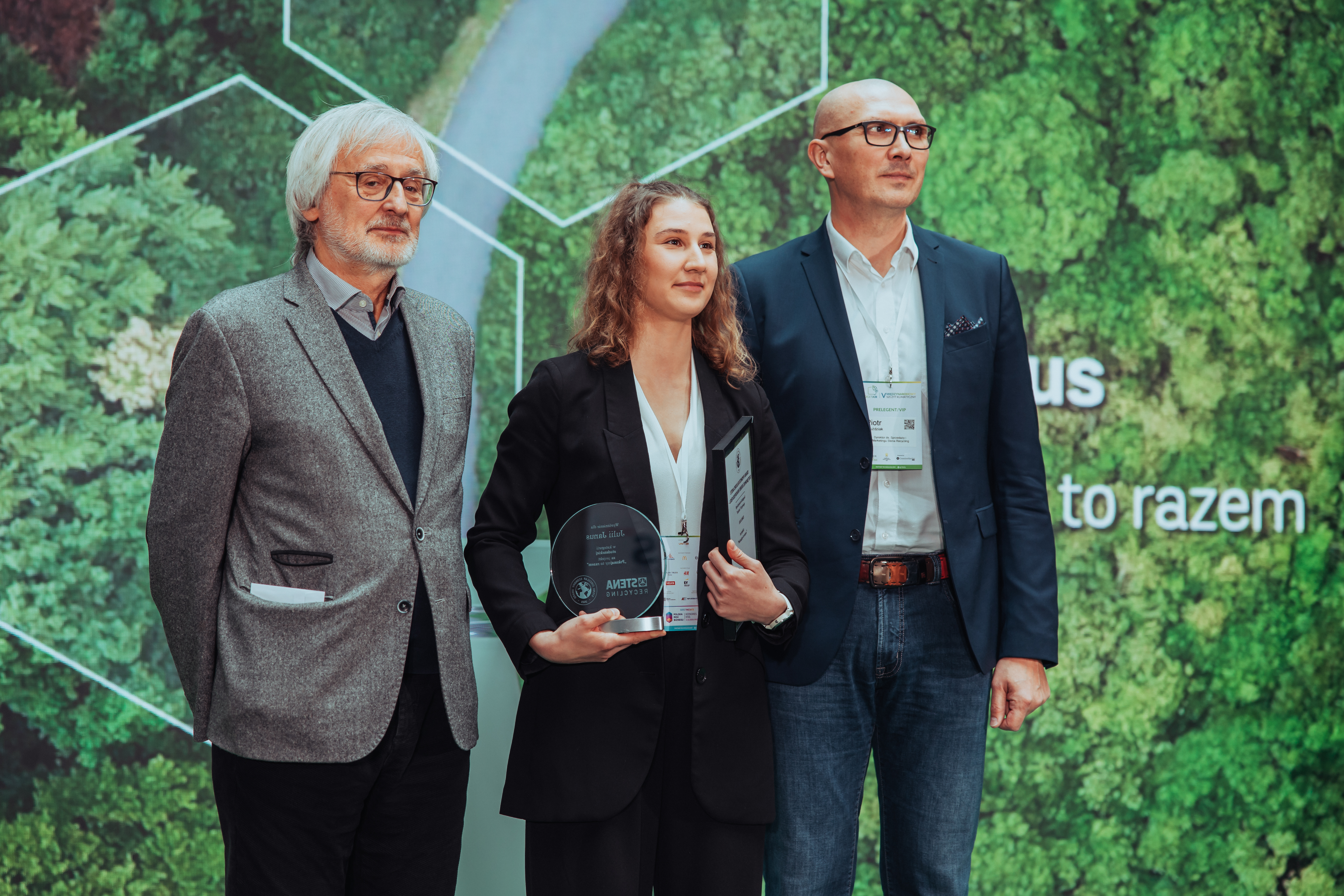 Julia Janus odbierająca nagrodę SCEA VII