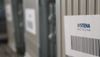 Aufkleber mit Strichcodes und Stena Recycling-Logo auf Lithium-Ionen-Batterien