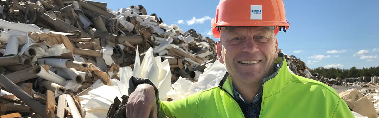 Stena Recycling anställd som ler mot kameran