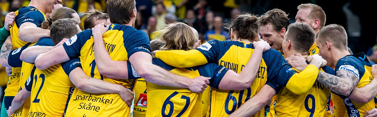 Handbollsspelare som håller om varandras axlar