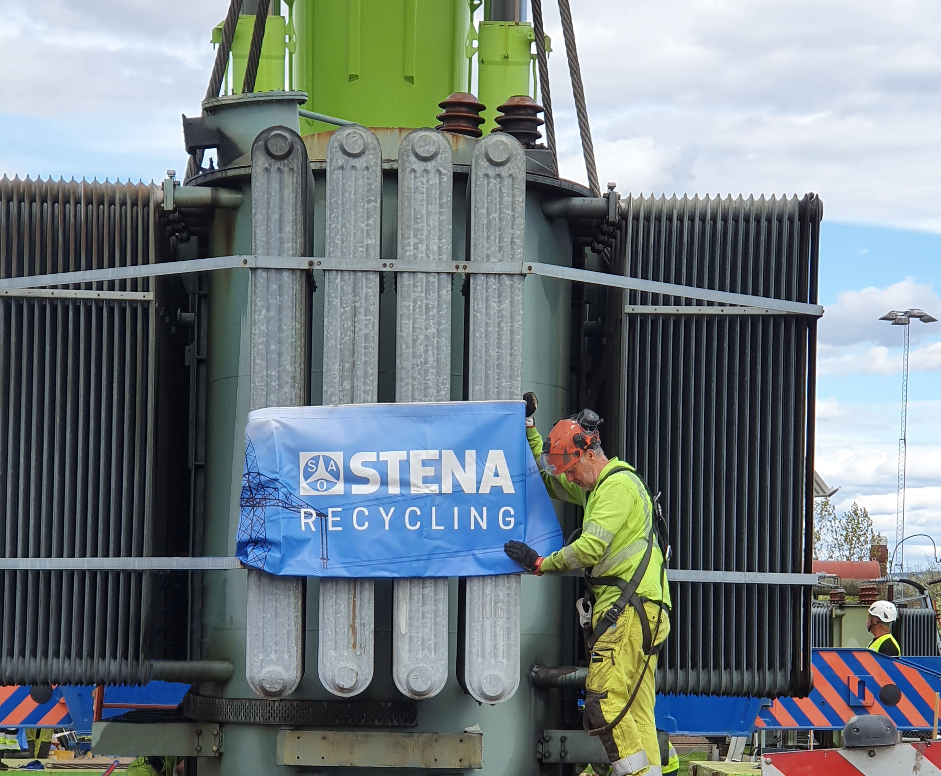 Stena Recycling anställd sätter upp en skylt