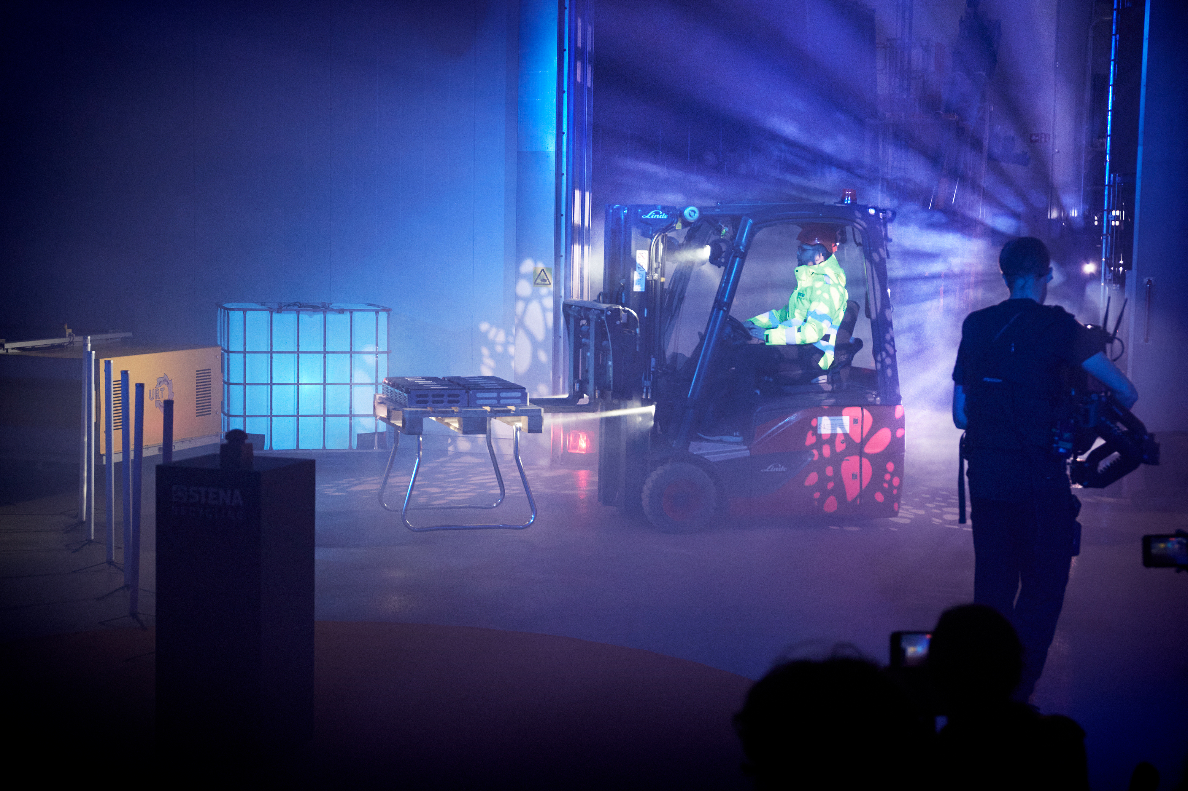 Ein Transporter liefert eine gebrauchte Traktionsbatterie bei der Eröffnungsfeier des Stena Battery Recycling Center in Halmstad, Schweden.