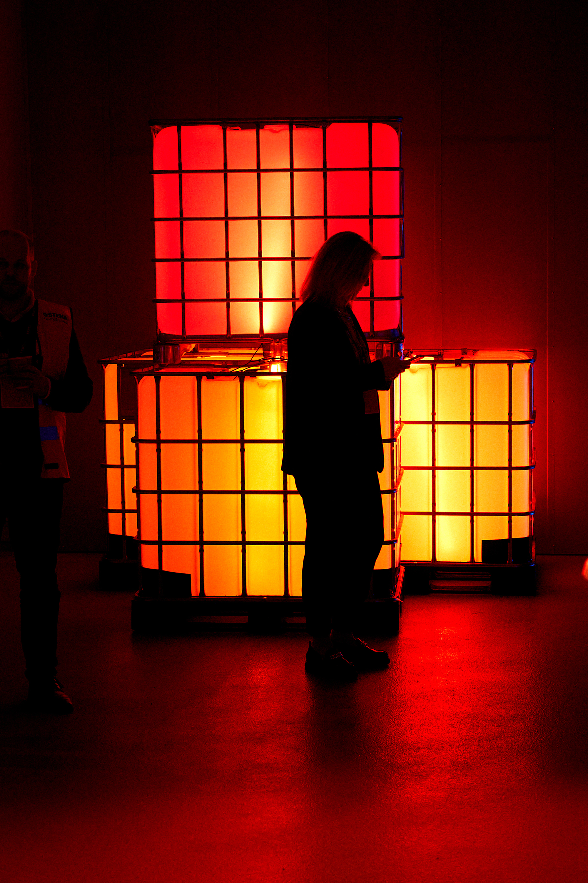Der Umriß einer Person bei der großen Eröffnung des Stena Battery Recycling Center in Halmstad, Schweden