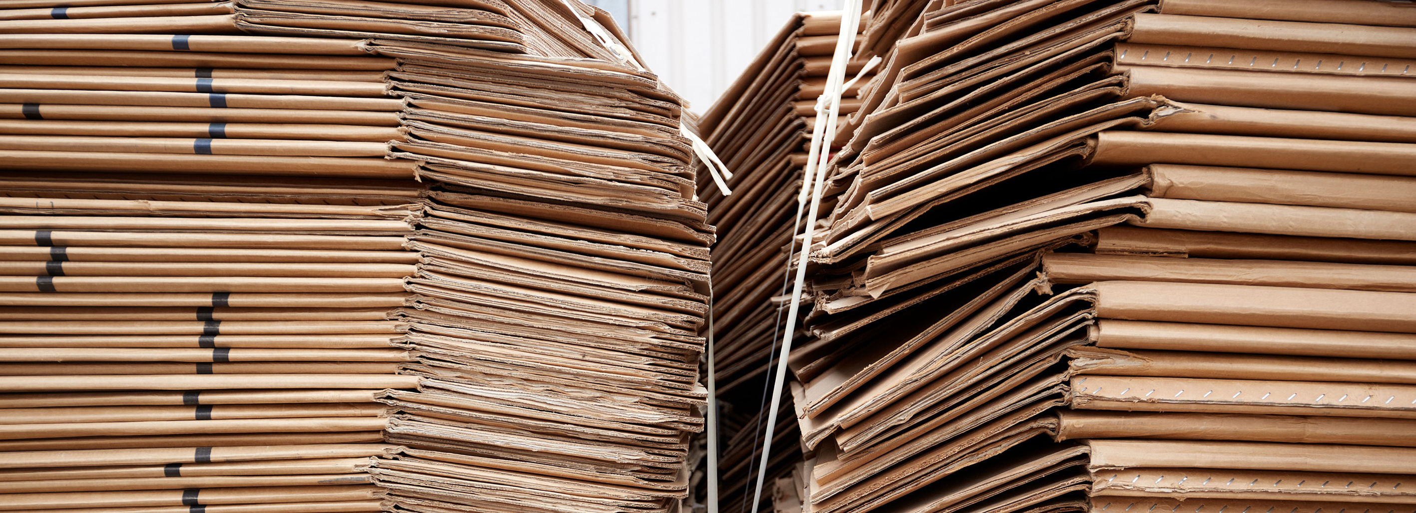 CSRD-direktiivi liittyy ESRS-standardeihin, jotka koskevat muun muassa kiertotaloutta. Kuvassa kierrätettävää kartonkia.