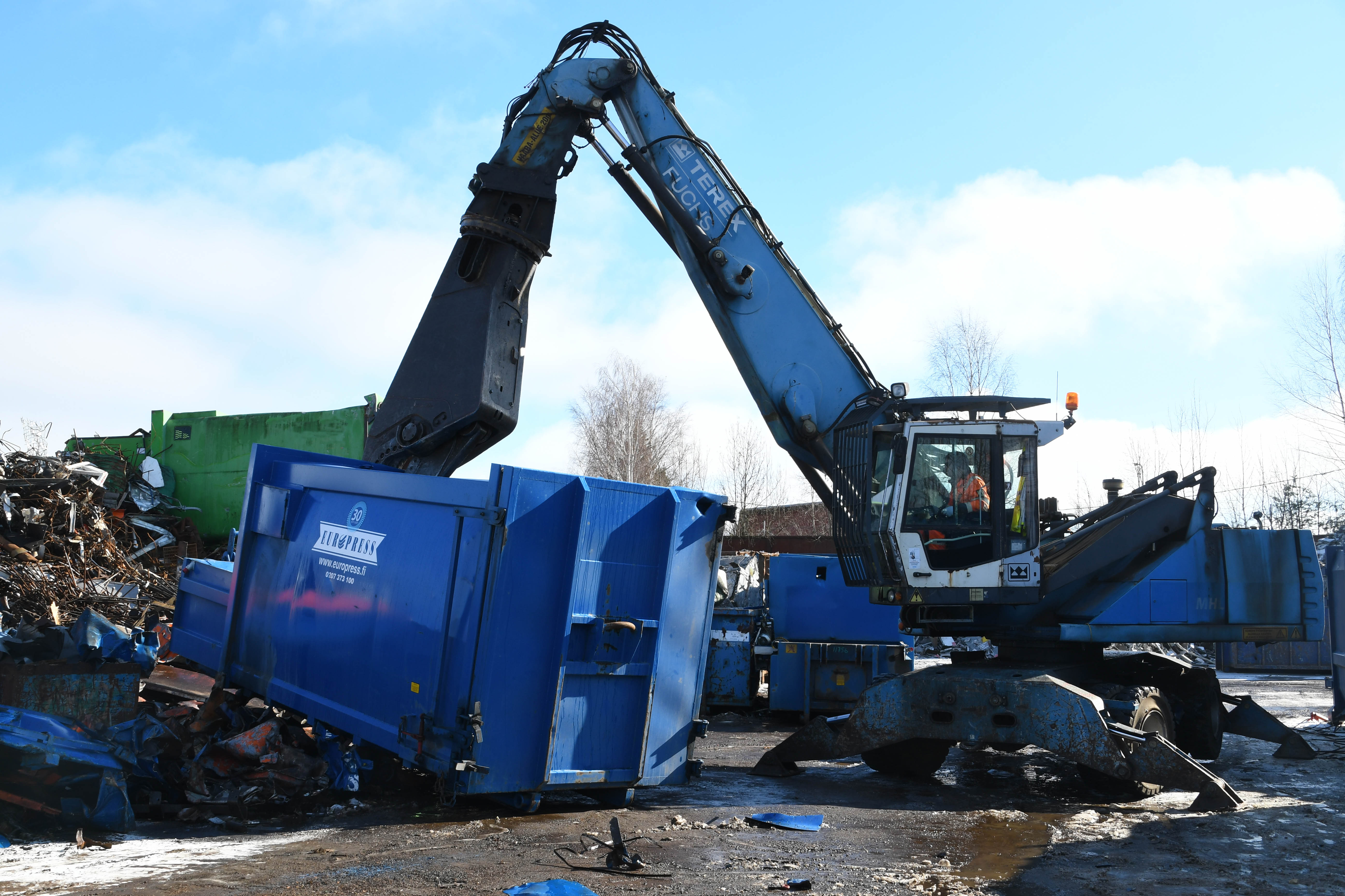 Nokkaleikkuri leikkaa kierrätyslaitetta