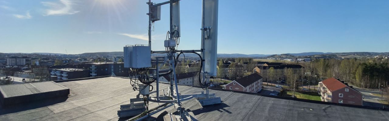 Luftfoto av et hustak med produkter fra Telia Norge