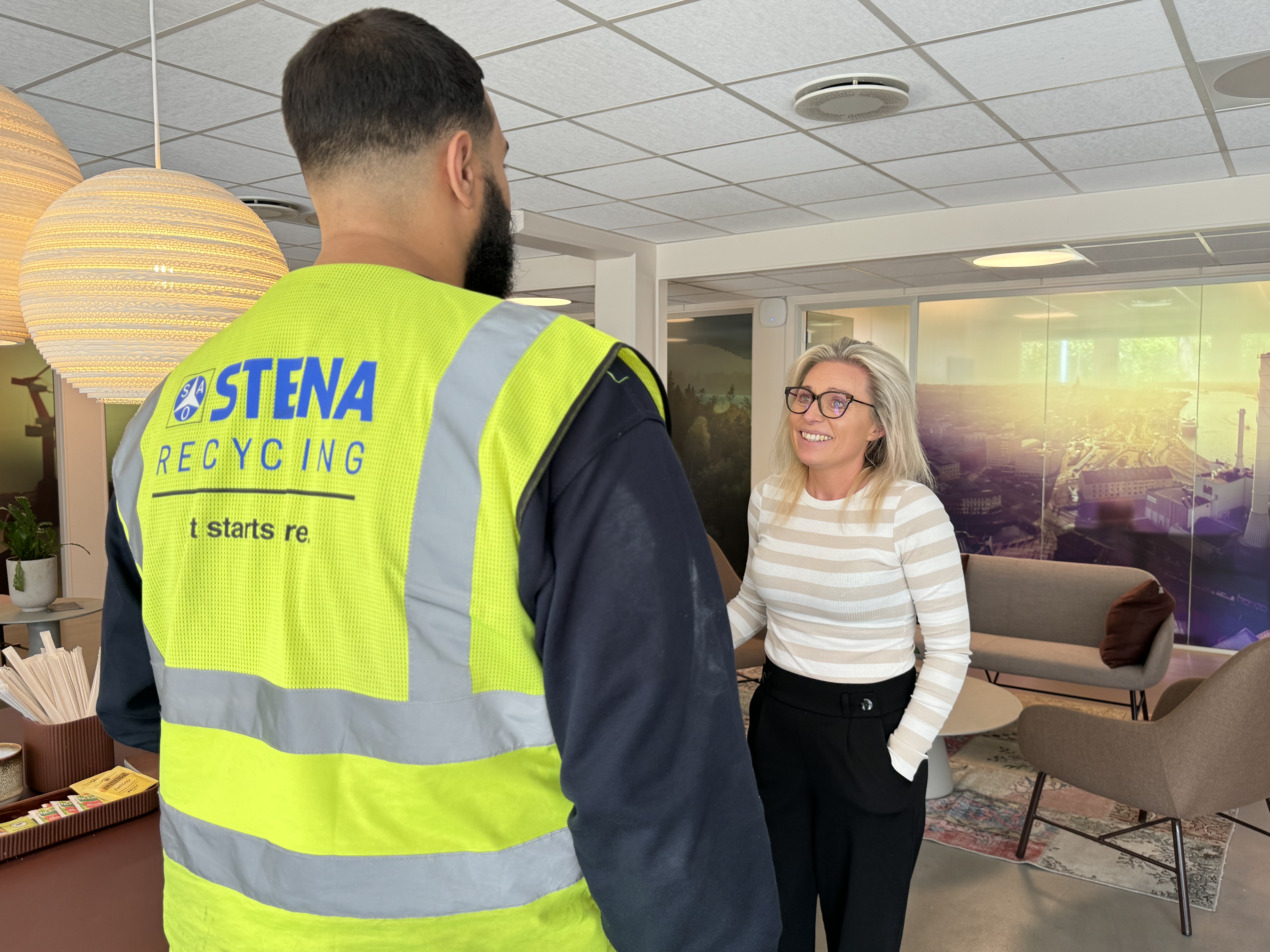 Rikke taler med medarbejder