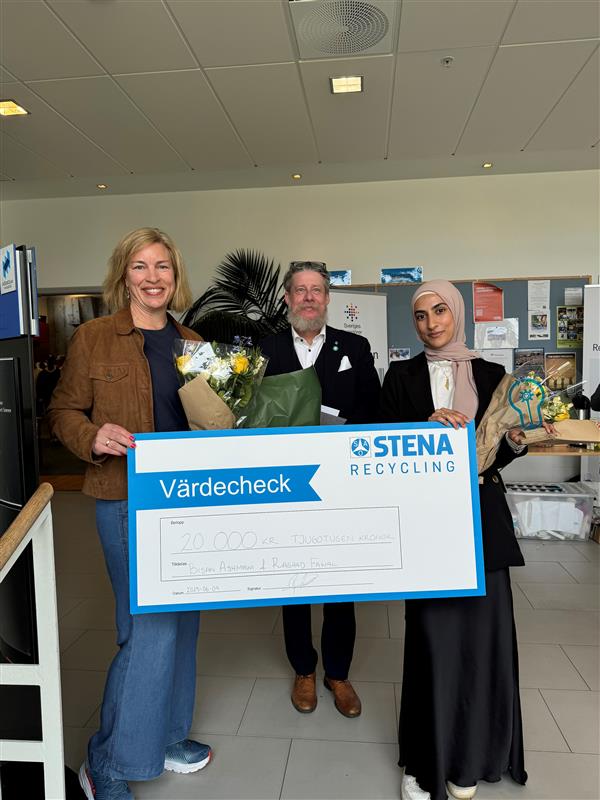 Sara Davidsson, Kristian Widén, vicerektor för samverkan och innovation, samt Bisan Ashmawi som tog emot stipendiet.