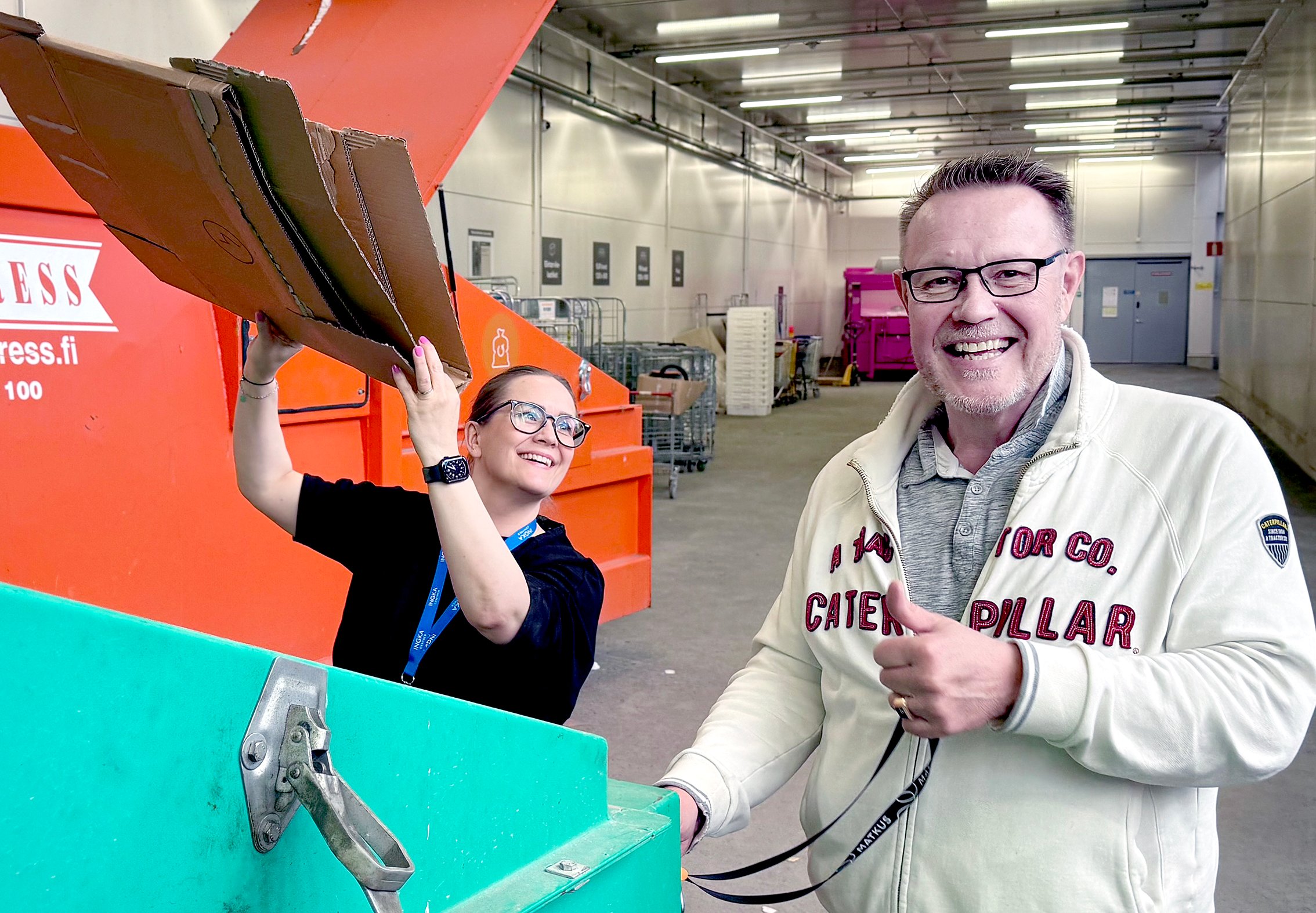 Matkus Shopping Centerin Janina Palm-Davies ja Jyrki Lempinen lastauslaiturilla.