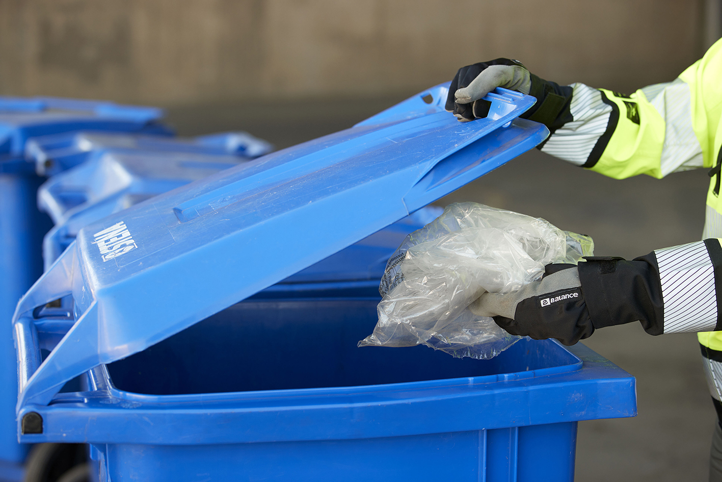 Jätehuoneessa jäteastiat.