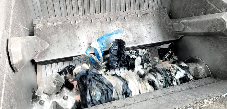 Energiajätteen kierrätys. Energiajäte sekoitetaan ja valmistellaan esimurskaimessa kierrätyspolttoaineen valmistusta varten.