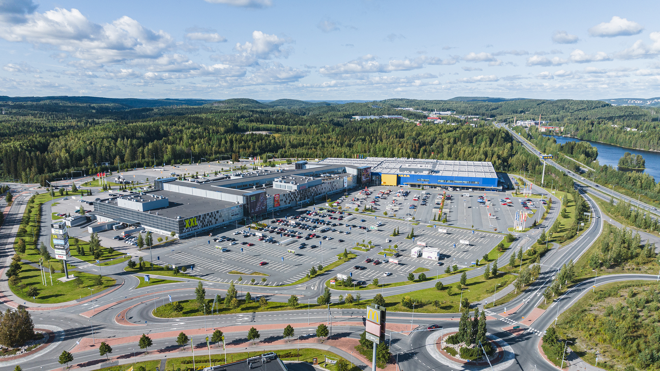 Ilmakuva Matkus Shopping Center -kauppakeskuksesta Kuopiossa.