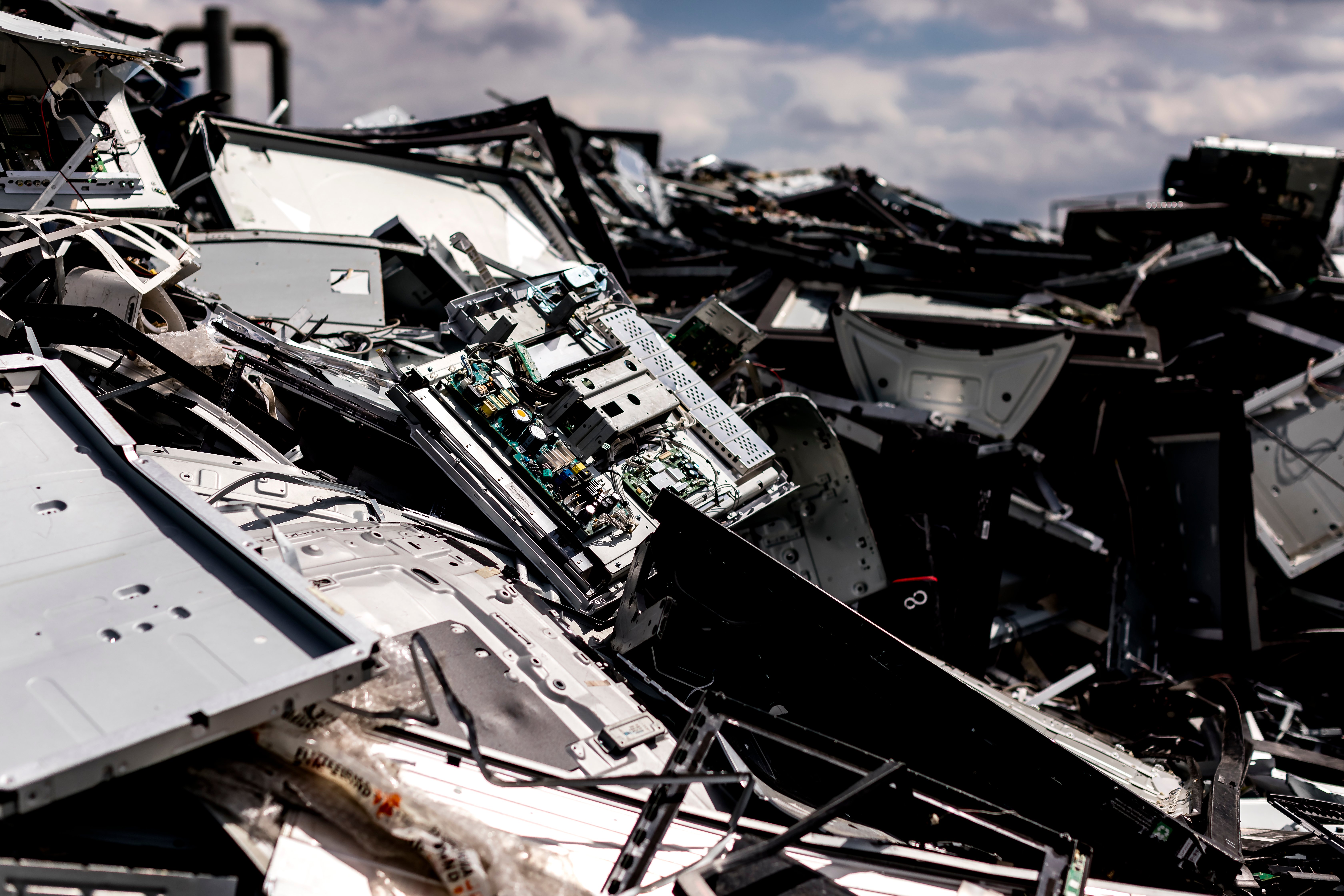 Zdjęcie przedstawia części urządzeń elektrycznych i elektronicznych