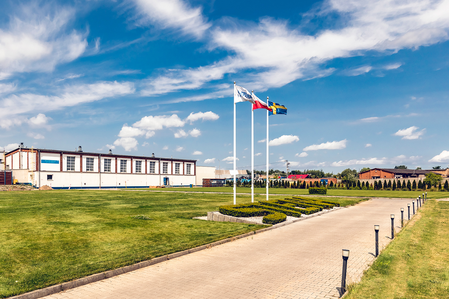 Na zdjęciu znajdują się flagi oraz budynek oddziału we Wschowie