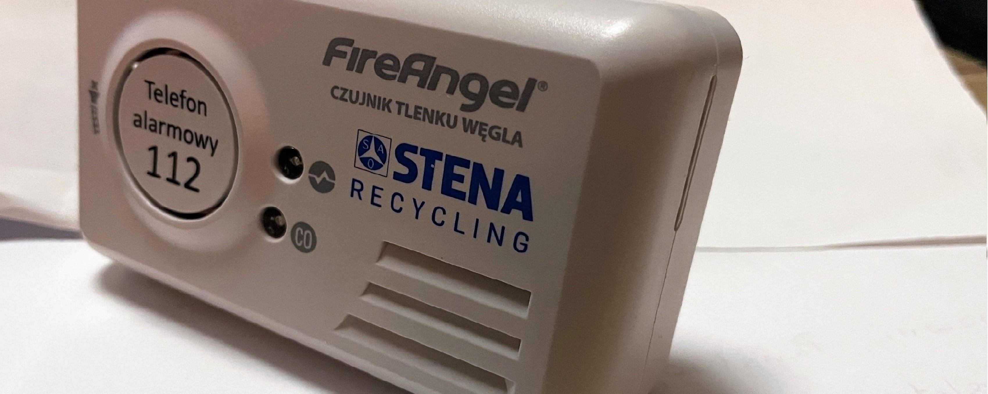 Zdjęcie przedstawia czujnik czadu, na którym umieszczony jest numer alarmowy i logo Stena Recycling