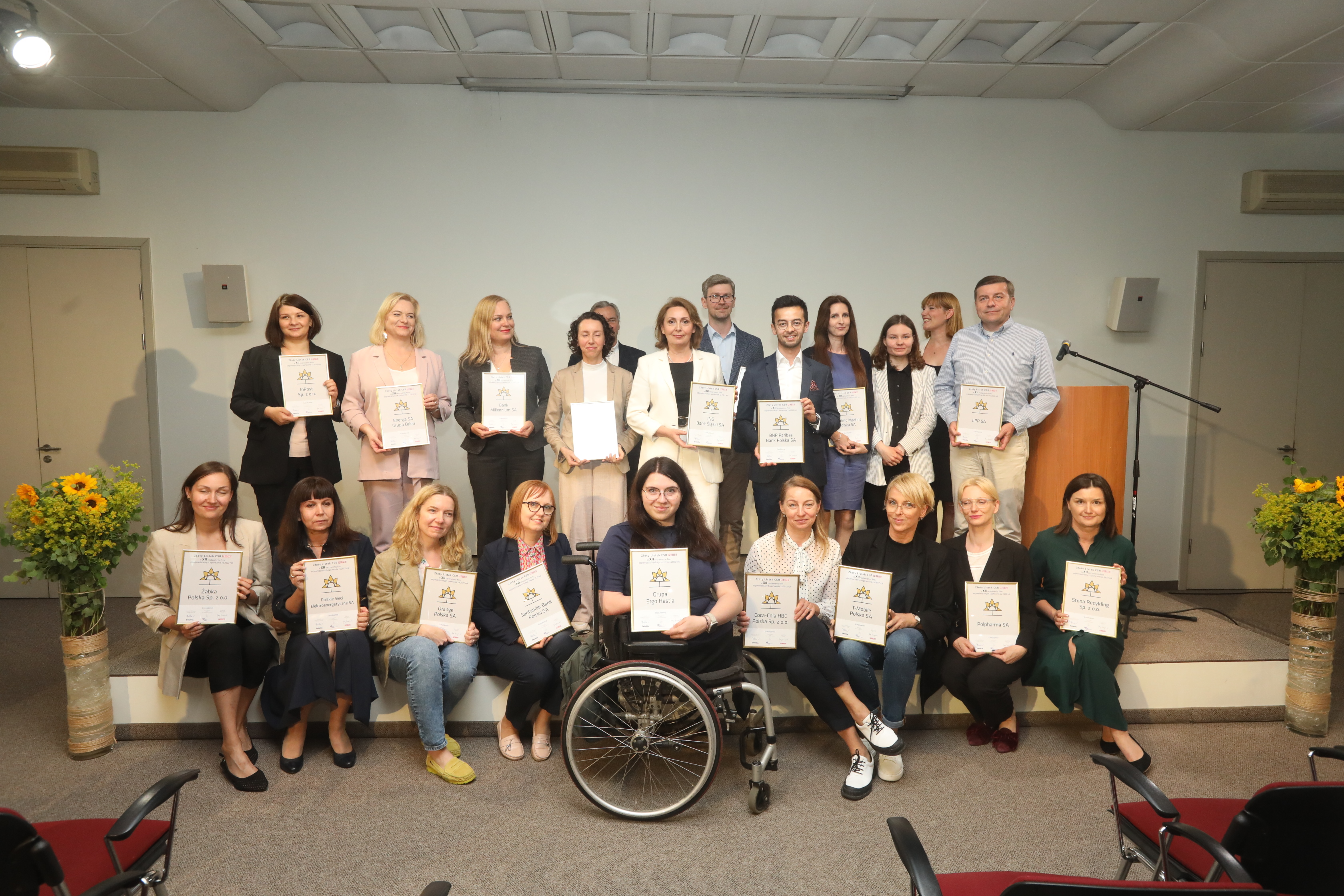 Grupowe zdjęcie przedstawicieli firm, które otrzymały wyróżnienie Listków CSR Polityki